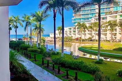 Image de Beautiful beachfront condominium with pool