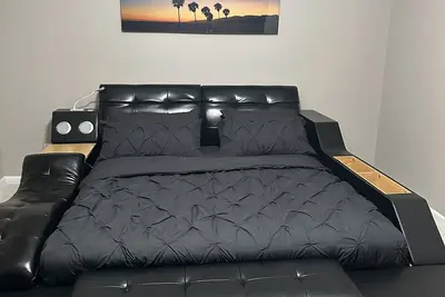 Image de Awesome Lakefront Unique House