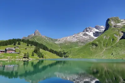 Image de Whether you’re traveling for business, pleasure, or a mix of both, Chose Us