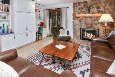 Image de Heart of Vail | Walk to Village, Lionshead & Lifts | Hot Tub