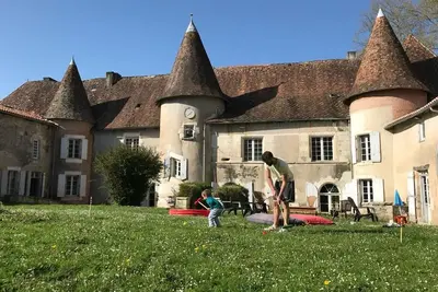 Image de Charmant Château Charentais familial en bord de rivière