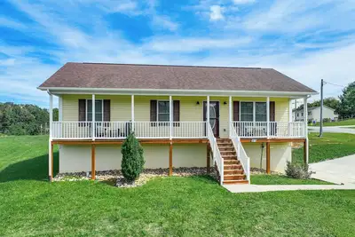 Image de Charming Shenandoah Retreat w/ Deck!