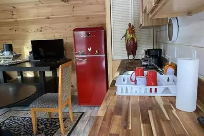 Image de Newly constucted one bedroom house with large deck