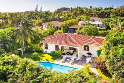Image de Luxury Villa with Private Pool walking distance to the beach!