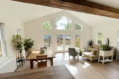 Image de Indoor-Outdoor Retreat in the Heart of Uptown Kingston