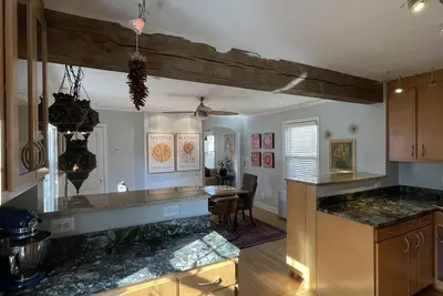 Image de Charming home close to Everything, off-street parking and pet-friendly!