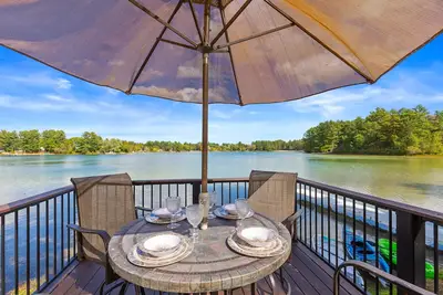 Image de Lake Life, Fire Nights, Hot Tub Vibes
