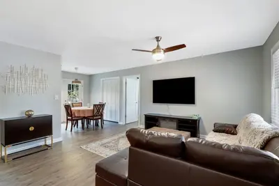 Image de Private North Raleigh retreat with space for 10 and a fenced backyard!