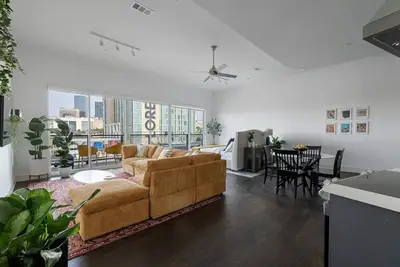 Large Downtown Loft with Skyline no. 412