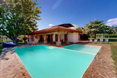 Image de Beautiful farmhouse on a large lot with mountain views & a private pool