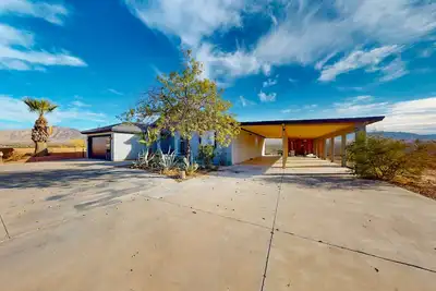 Image de Dog-friendly home with firepit, balcony, mountain views, streaming, & cornhole