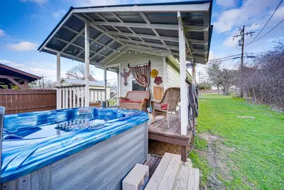 Image de Cozy Canyon Lake Cottage Rental w/ Private Hot Tub