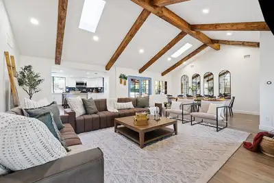 Image de Free Heated Pool ~ Hot Tub ~ Basement Game Room ~ Large Backyard