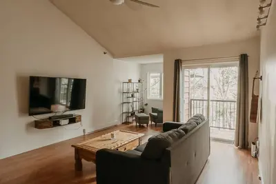 Image de Spacious two-bedroom condo twenty minutes from beaches, ten from downtown.
