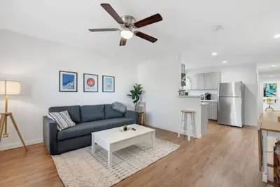 Image de 2 Bd 1 Ba Apt 3 Near Everything!