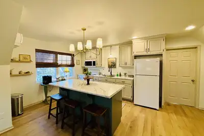 Image de A charming cottage, recently renovated in a serene wooded area of Hanceville, Al