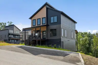 Image de Sleek 4br Cabin with Hot Tub, Theater & Arcade | Golf & Waterpark Nearby!