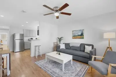 Image de Cozy and Centrally located brand new 2b 1Ba Apt #4