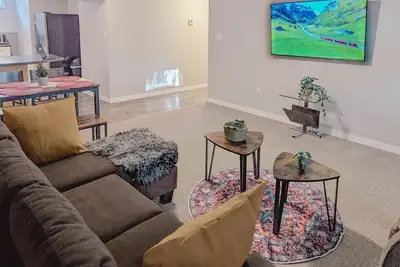 Image de Riverside Retreat: 2 Bed 1 Bath Guesthouse in Highlands with workspace!