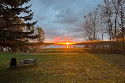 Image de Lakefront Retreat Cabin 5: Sleeps 10 • Private Dock • Firepit • Kayaks • Porch
