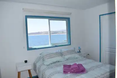 Image de Habitación matrimonial con bañera de hidromasaje y vista al mar