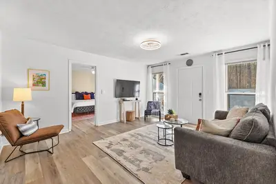 Image de Modern 3 King beds + Rocking Chair Front Porch & Back Patio. Near downtown!