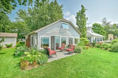 Image de Serene Lakeside living! A charming three bedroom one bath cottage