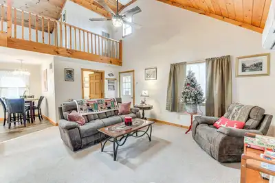 Image de Charming + Cozy Cabin Near Lake Champlain!