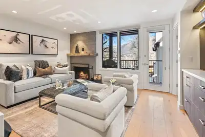 Image de Ski-in/out! Renovated 3br, 3ba Aspen Condo
