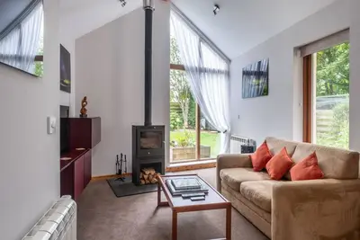 Image de Appartement contemporain d'une chambre à proximité de toutes les commodités dans une zone de conservation