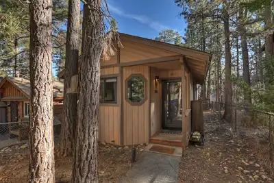 Image de Pet Friendly Cabin close to hiking and park, fenced yard, deck with a firepit