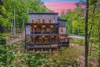 Image de Serene Cabin w/Game Room, Indoor Pool, Theater