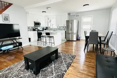 Image de Spacious  3 -Bedroom Home: Your Perfect Family Haven Awaits! \"