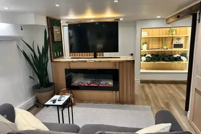 Image de Southern New England Luxury with private patio, fireplace, spa like bathroom!