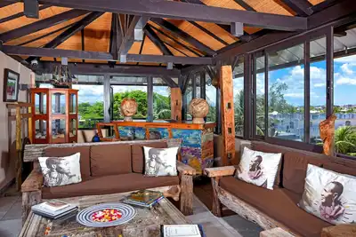 Image de Studio Lumineux Avec Cuisine et Balcon