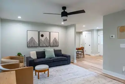 Image de Urban Oasis w/ King Bed – 3 Br Near Duke & Dt