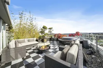 Image de Downtown penthouse with hot tub, pool, spectacular view & 2-story terrace
