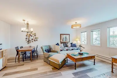 Image de Peaceful mountain suite with open layout, internet, & W/D - walk to the lifts