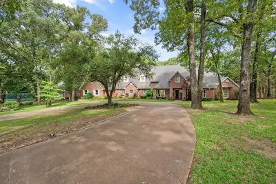 Image de Luxury home on 27 wooded acres with two private lakes in Athens, Texas.