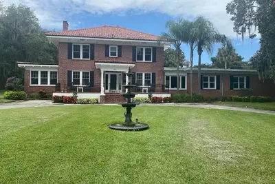 Image de Historic Home Located Directly on Lake Harris