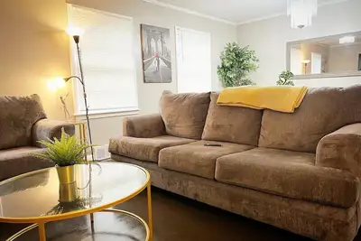 Image de Cozy 4br Family home hot locatio