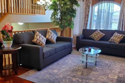 Image de A\/C Beautiful 3 bedroom, free parking, kitchen  main floor, Netflix, jacuzzi etc,