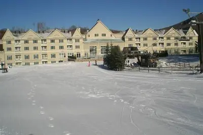 Image de Ski-In/Ski-Out Bliss: Bentley Brook Resort\" ⛷️🏔️✨ #SlopeSideLuxury\n\n\n\n\n\n