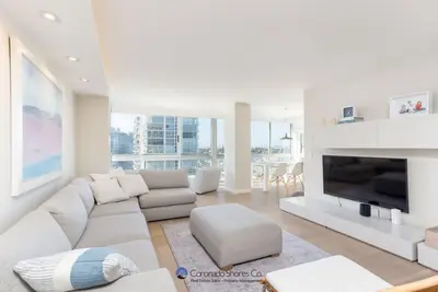Image de One Of A Kind 4 bedroom combined unit!