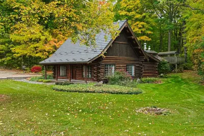 Tranquil 3br Log Cabin in Cambridge, Ontario: WiFi, Woodland Trails, Sleeps 6