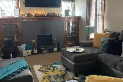 Image de Highland Square's historic charm. Book now for an unforgettable Akron stay!