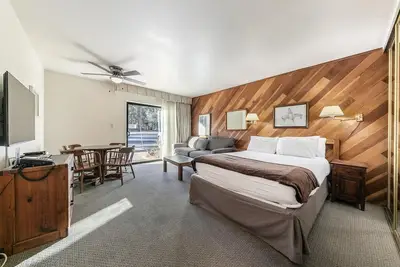 Image de Cozy 360 sqft studio in Donner Lake Village, perfect for a tranquil getaway.