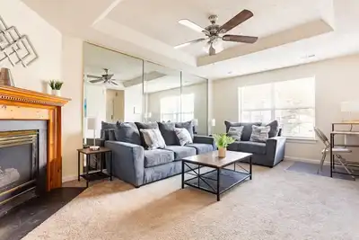 Image de Pet-friendly spacious home with parking! Large deck & close to major attractions