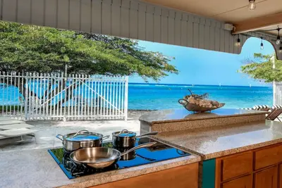Image de New Listing - Beachfront Suite & Spacious Patio