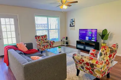 Bright and Cozy Home. Centrally Located. Pets friendly